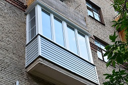 Остекление балкона в хрущевке в обшивкой сайдингом